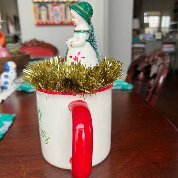 Christmas Lady Handmade Vintage Christmas Vignette/Diorama Decoration - Picture 4 of 10